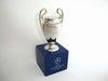 CL2012PS70 UEFA Champions League Pokal auf blauem Holzsockel _70mm_